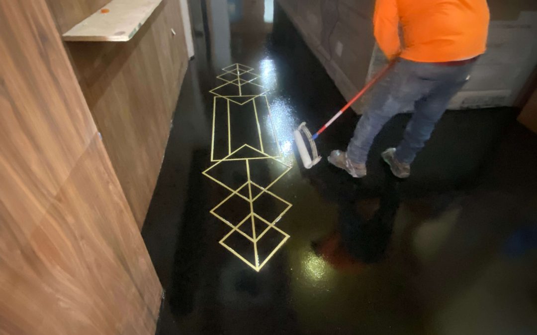 Upper East black metallic & logo